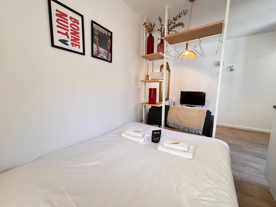 Photo of the whole room, Bedroom
