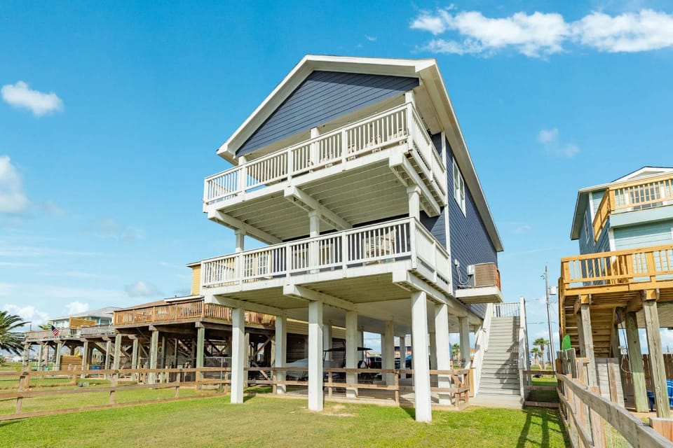 Luxury Beach House Minutes to Sand House in Surfside Beach