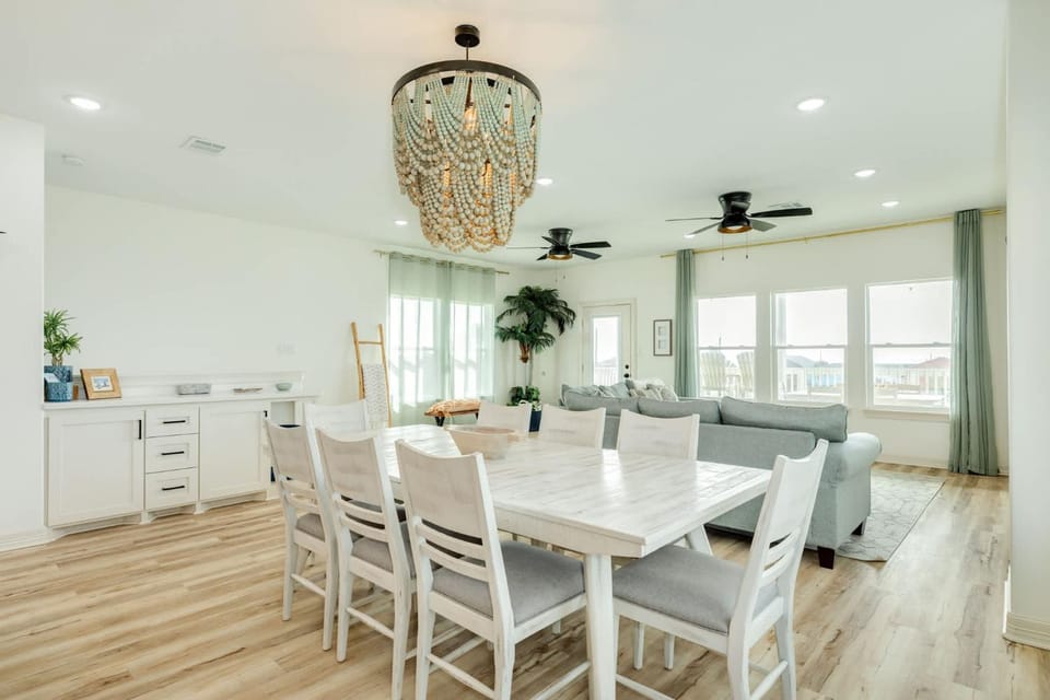 Luxury Beach House Minutes to Sand House in Surfside Beach