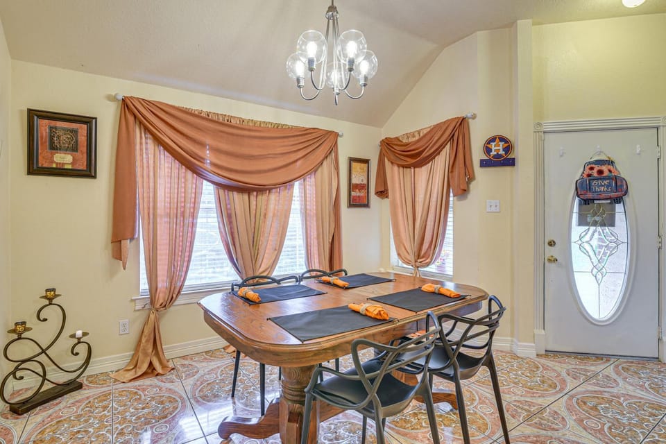 Explore Alvin! Charming Home Near College & Dtwn House in Alvin