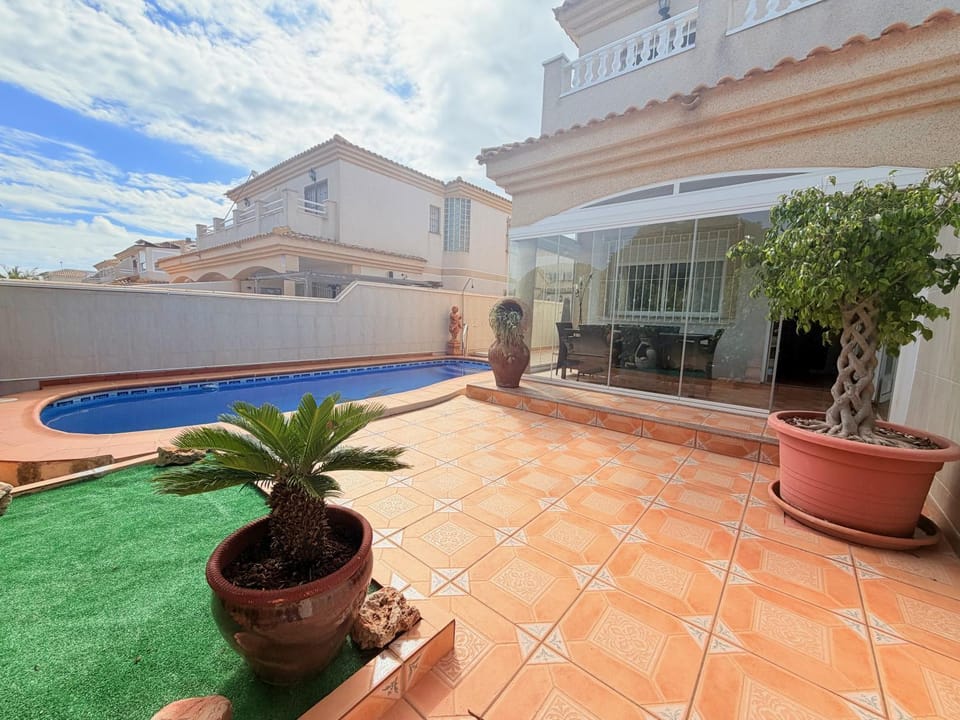Property building, Garden, Swimming pool