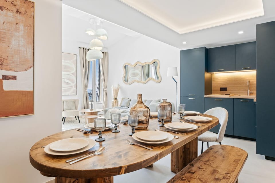 Kitchen or kitchenette, Living room, Seating area, Dining area