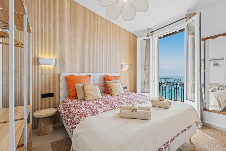 Bed, Natural landscape, Photo of the whole room, Bedroom, Sea view, towels
