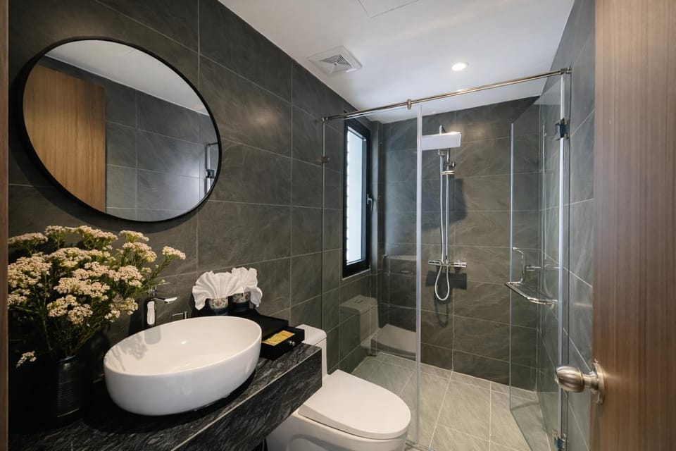 Shower, Toilet, Property building, Bathroom, towels