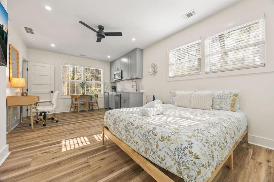 Bed, Kitchen or kitchenette, Photo of the whole room, Seating area, Dining area, Bedroom