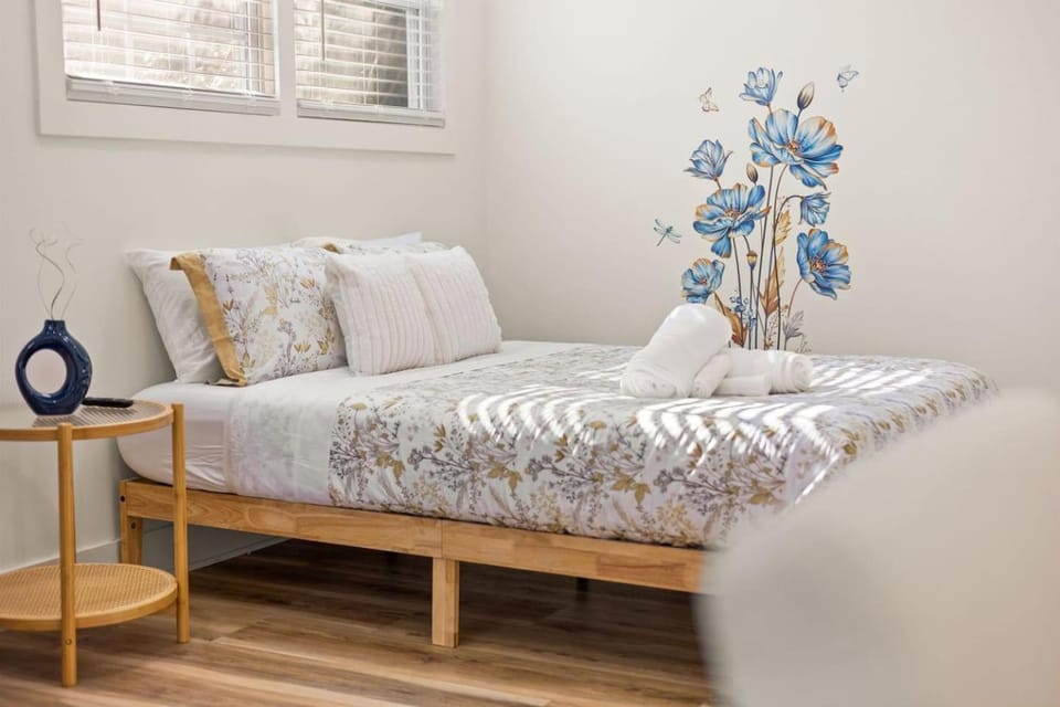 Bed, Photo of the whole room, Bedroom, towels