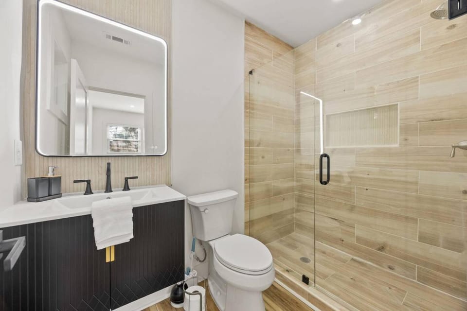 Shower, Toilet, Bathroom, towels