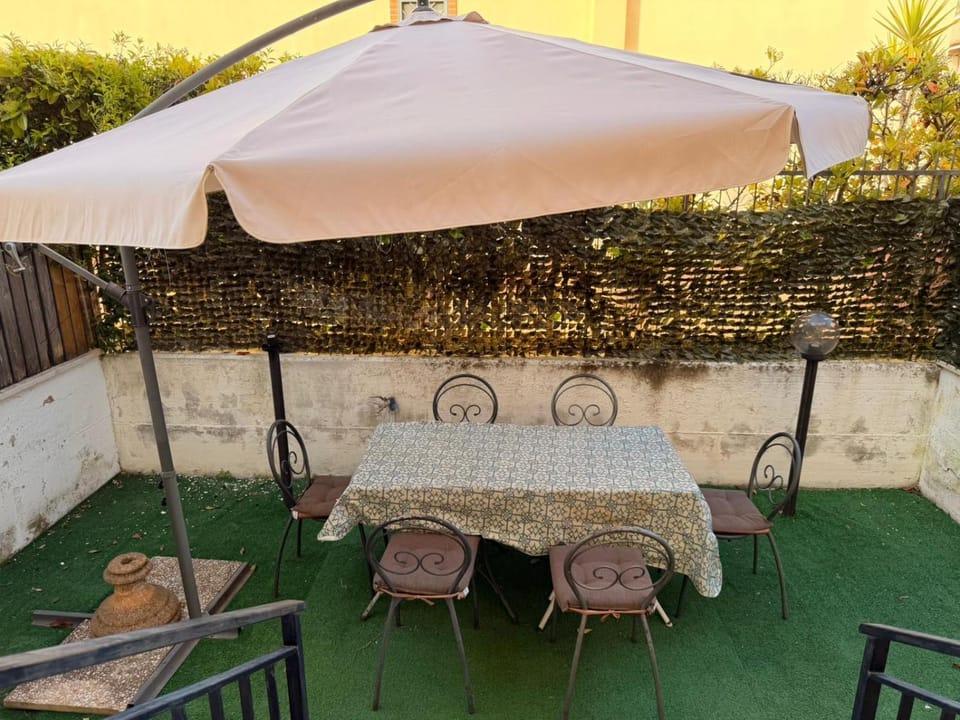 Patio, Day, Balcony/Terrace, Dining area