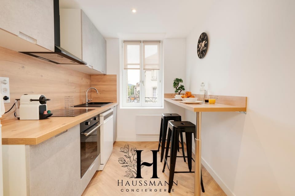 Coffee/tea facilities, Dining area, dishwasher, stove, toaster