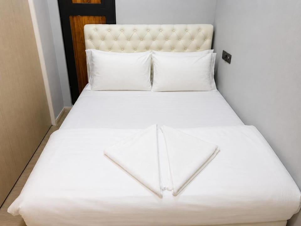 Property building, Bed, Bedroom, towels