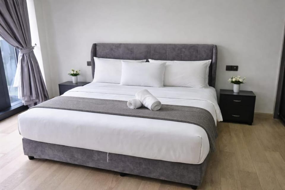 Bed, Bedroom, towels