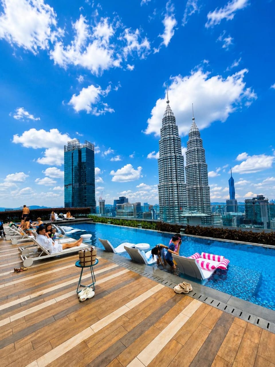 Property building, Nearby landmark, Restaurant/places to eat, Landmark view, Swimming pool