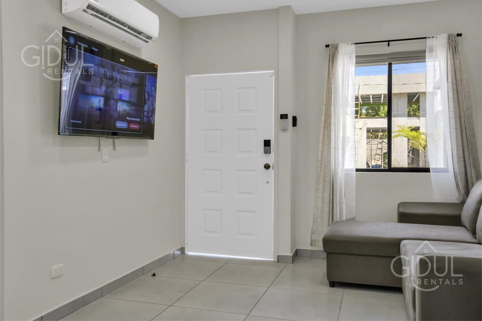 Luxe APT next to the Airport - Wifi, pool, AC Apartment in El Salvador