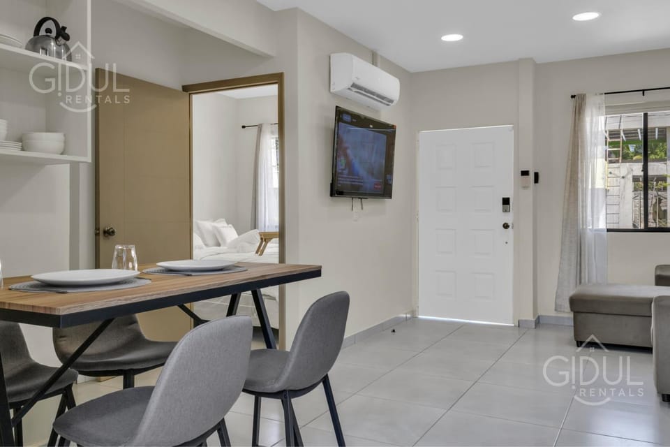 Luxe APT next to the Airport - Wifi, pool, AC Apartment in El Salvador