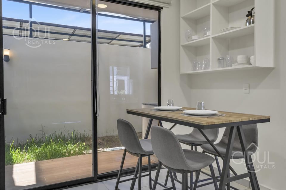 Luxe APT next to the Airport - Wifi, pool, AC Apartment in El Salvador