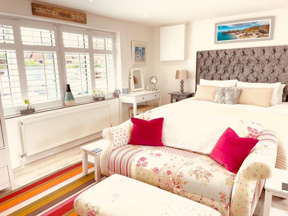 Bed, Seating area