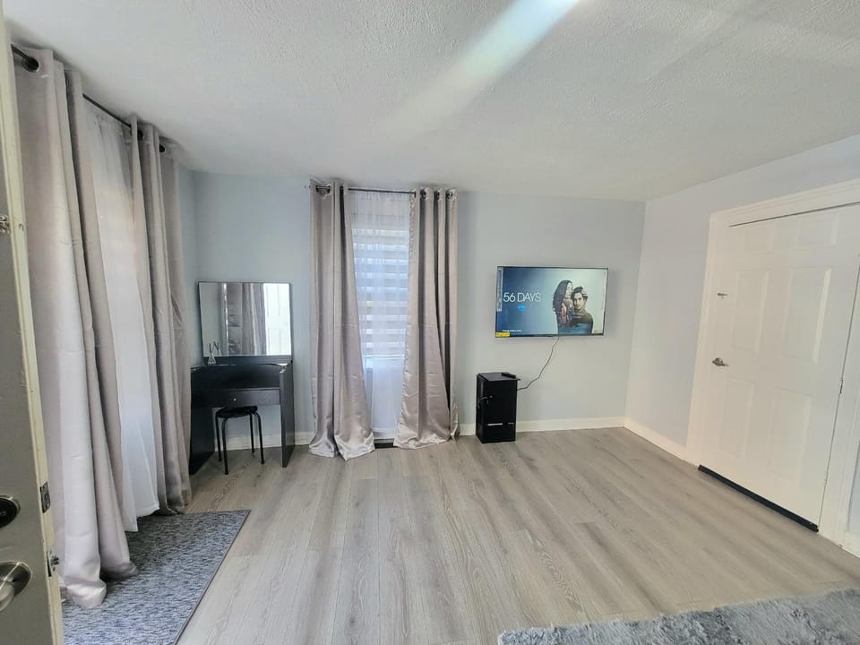 Room in Newark Near EWR & NYC Vacation rental in Newark