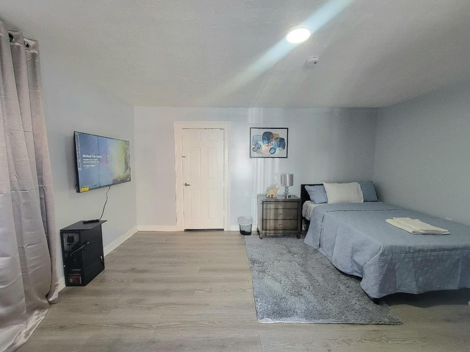 Room in Newark Near EWR & NYC Vacation rental in Newark