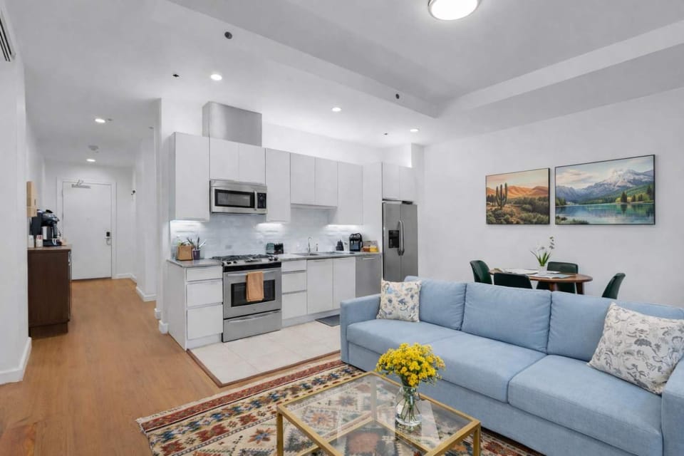 Downtown Tulsa Executive Suite Sleeps 6 Gym Co-Work & Lounge Access Apartment in Tulsa