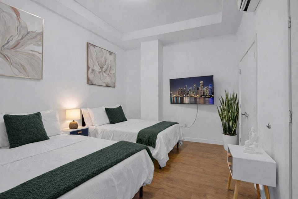 Downtown Tulsa Executive Suite Sleeps 6 Gym Co-Work & Lounge Access Apartment in Tulsa