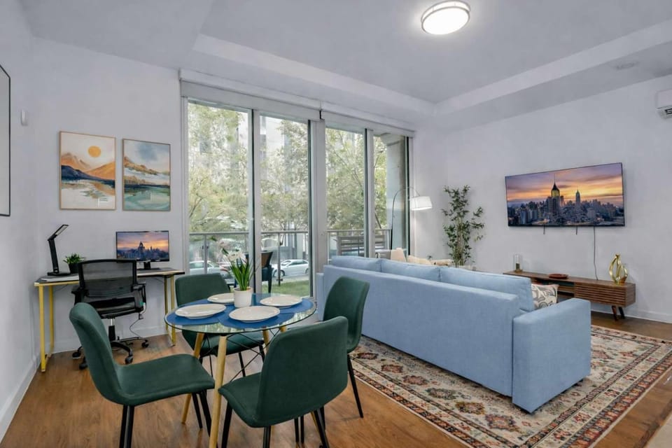 Downtown Tulsa Executive Suite Sleeps 6 Gym Co-Work & Lounge Access Apartment in Tulsa