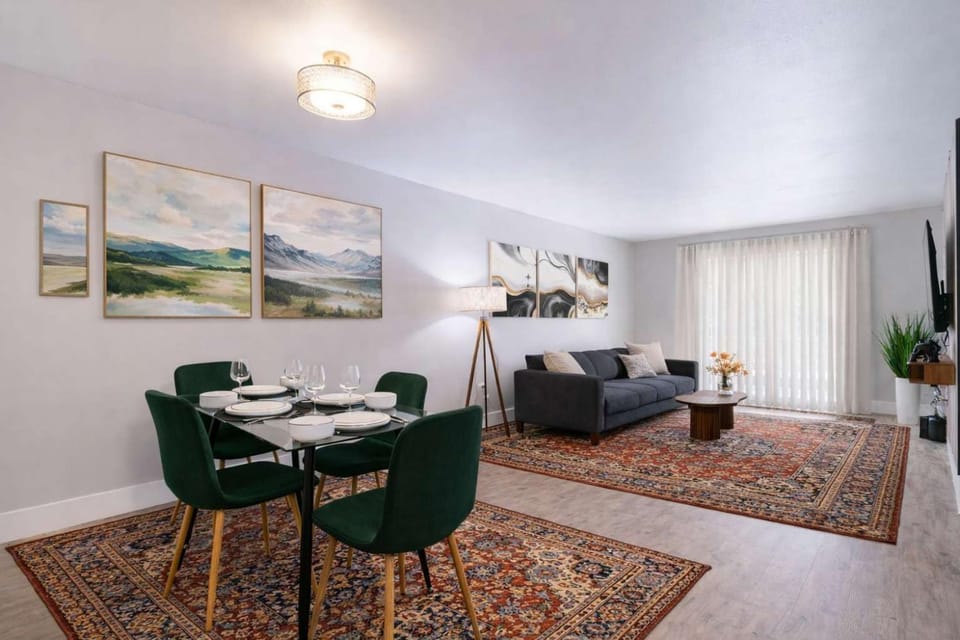 Chic South Tampa Retreat 2 King Beds Pool Gym & Prime Walkable Location Apartment in Tampa