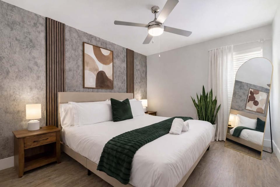 Chic South Tampa Retreat 2 King Beds Pool Gym & Prime Walkable Location Apartment in Tampa