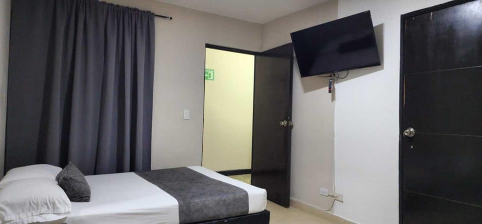 Bed, TV and multimedia, Photo of the whole room, Bedroom
