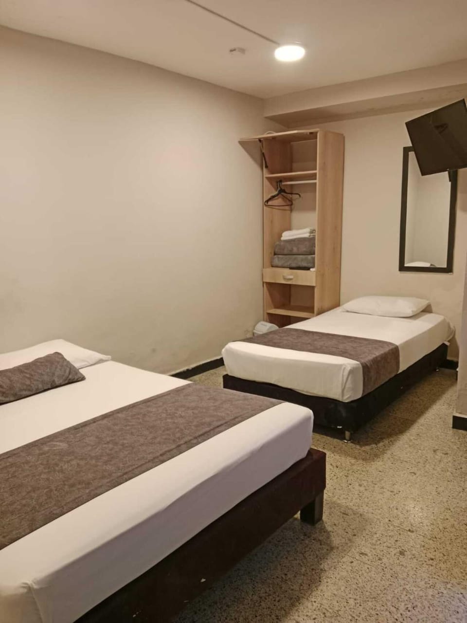 Bed, TV and multimedia, Photo of the whole room, Bedroom