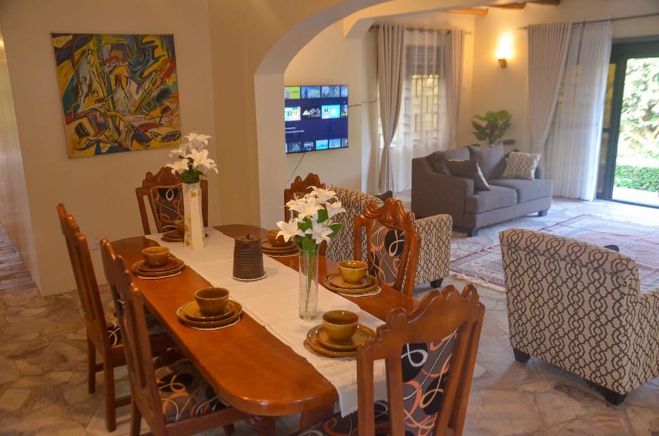 TV and multimedia, Living room, Seating area, Dining area