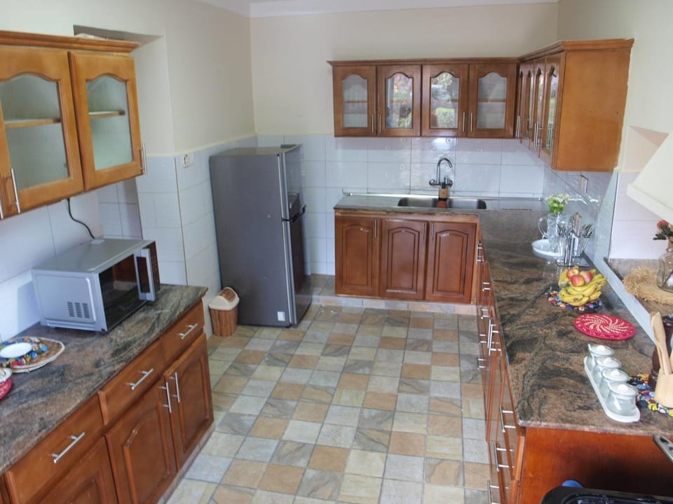 Coffee/tea facilities, Kitchen or kitchenette, Dining area, oven, stove