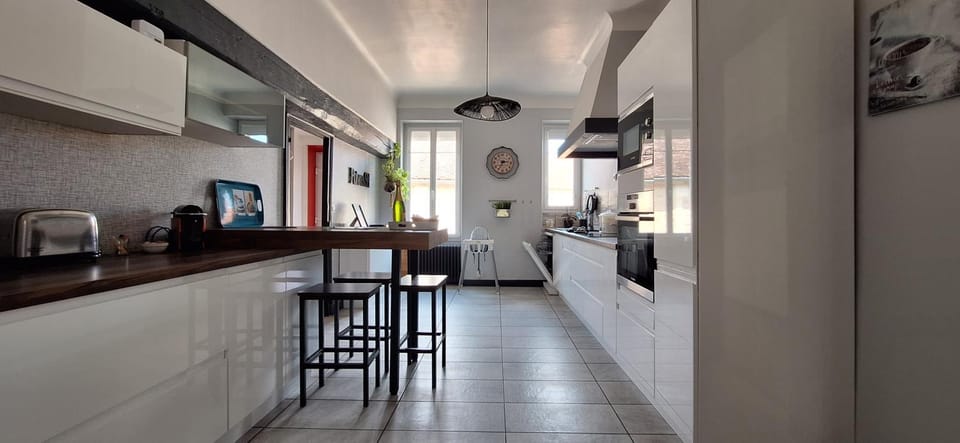 Coffee/tea facilities, Kitchen or kitchenette, Dining area, oven, stove, toaster