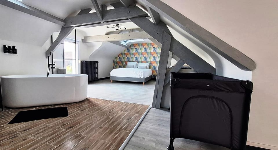 Bed, Night, Bathroom, Photo of the whole room, Bedroom, cot, Bath