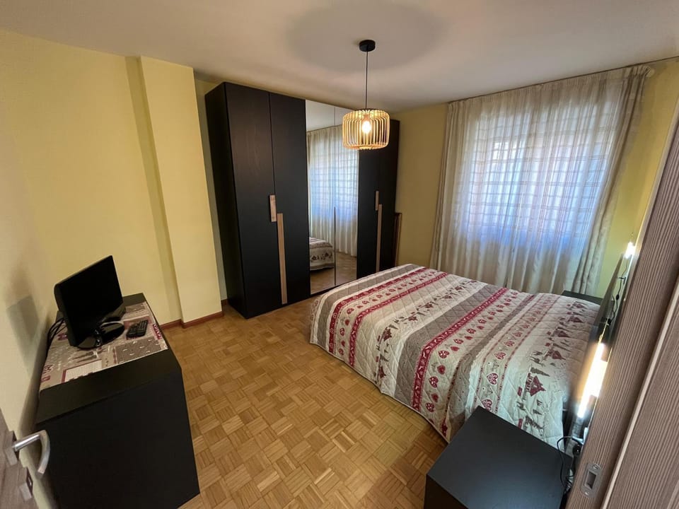 Bed, TV and multimedia, Photo of the whole room, Bedroom, wardrobe