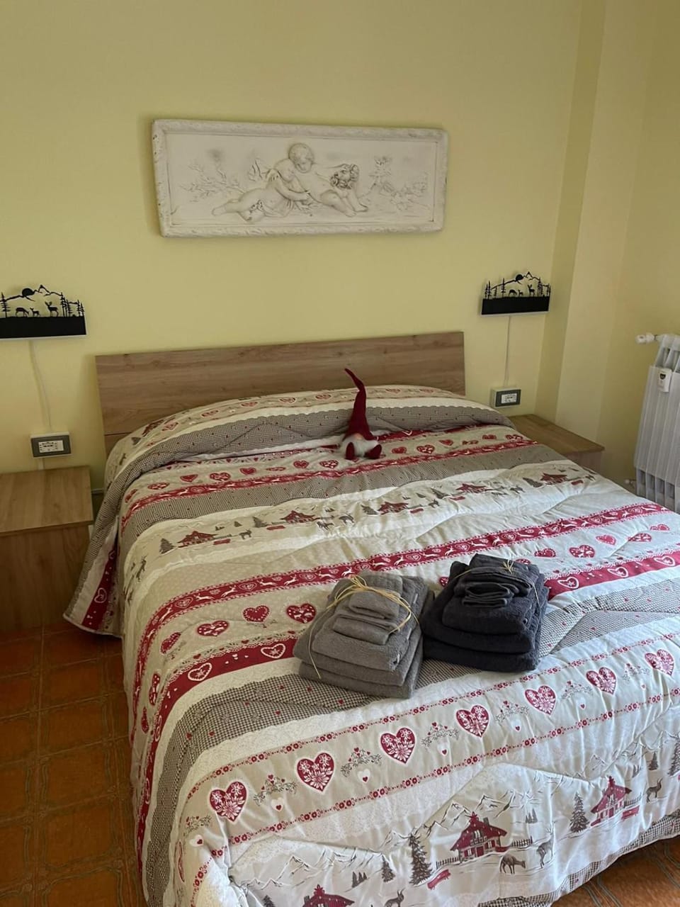 Bed, Bedroom, towels