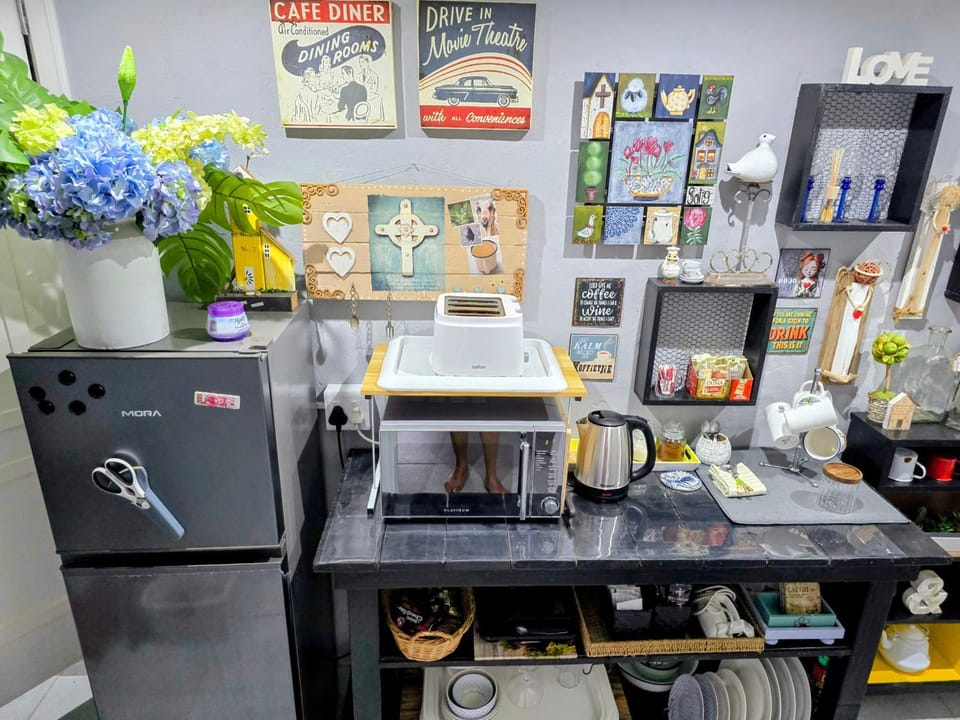 Coffee/tea facilities, microwave, kitchen
