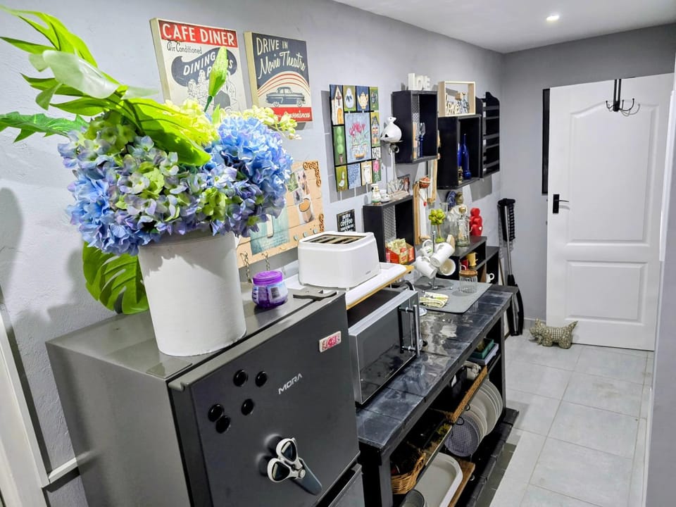 Kitchen or kitchenette, Communal kitchen