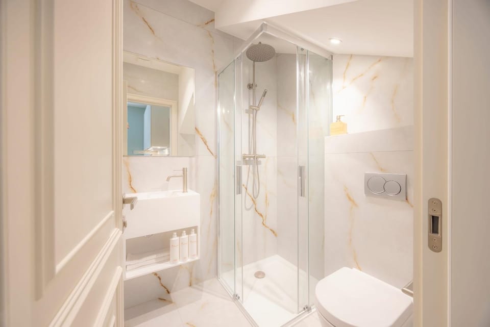 Toilet, Bathroom, towels