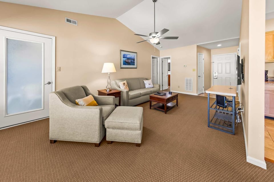 Luxury Condo with Golf Course Views Pools & Resort Access House in Fairfield Harbour