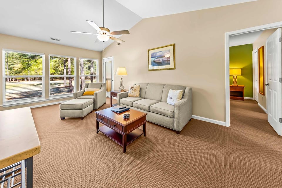 Luxury Condo with Golf Course Views Pools & Resort Access House in Fairfield Harbour