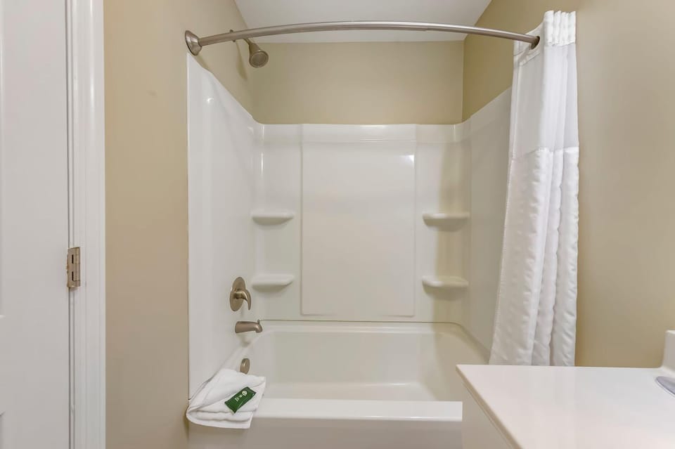 Family Friendly Lakefront Condo- Pools Fishing & Fun in New Bern Apartment in Fairfield Harbour