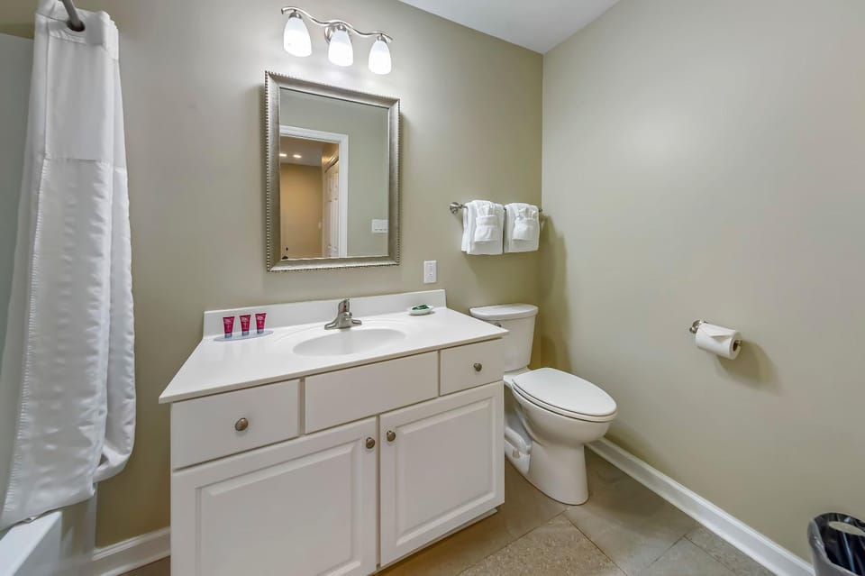 Family Friendly Lakefront Condo- Pools Fishing & Fun in New Bern Apartment in Fairfield Harbour