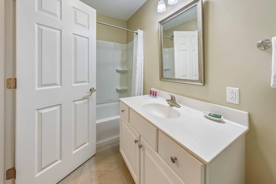 Family Friendly Lakefront Condo- Pools Fishing & Fun in New Bern Apartment in Fairfield Harbour