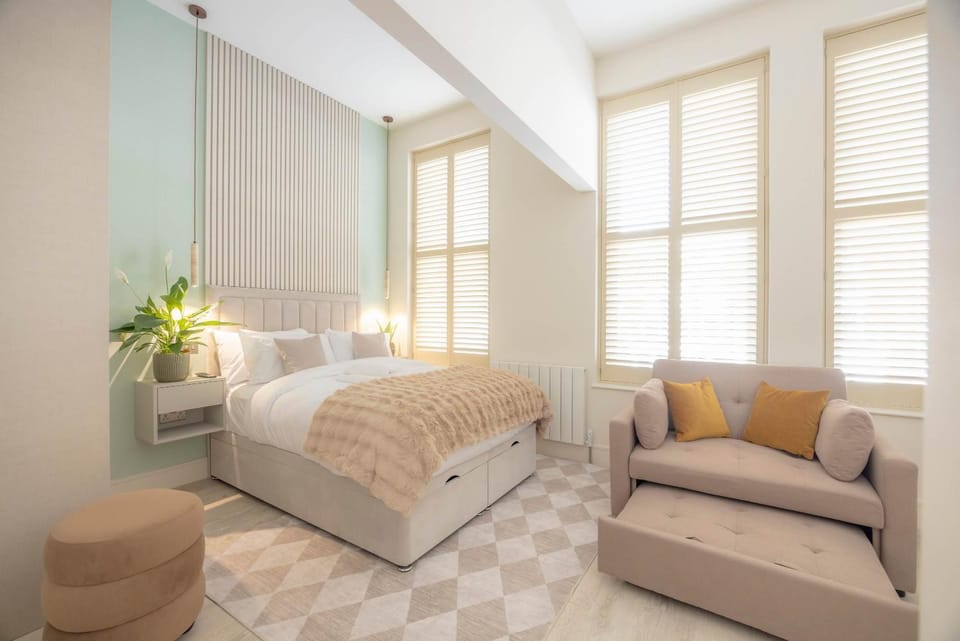 Bed, Photo of the whole room, Seating area