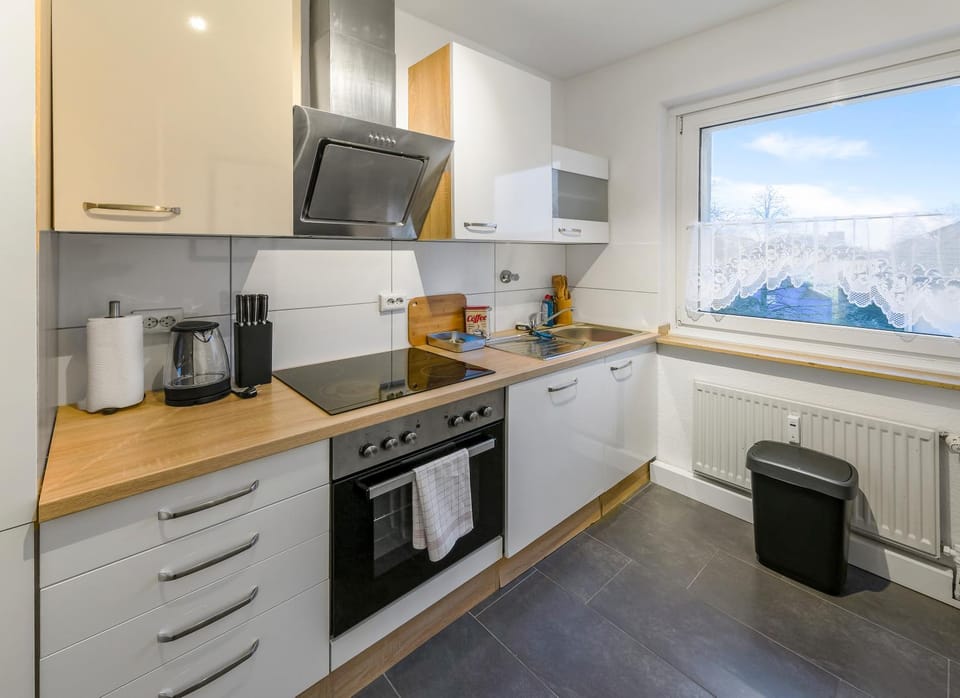 Coffee/tea facilities, Kitchen or kitchenette, dishwasher, oven, stove, toaster