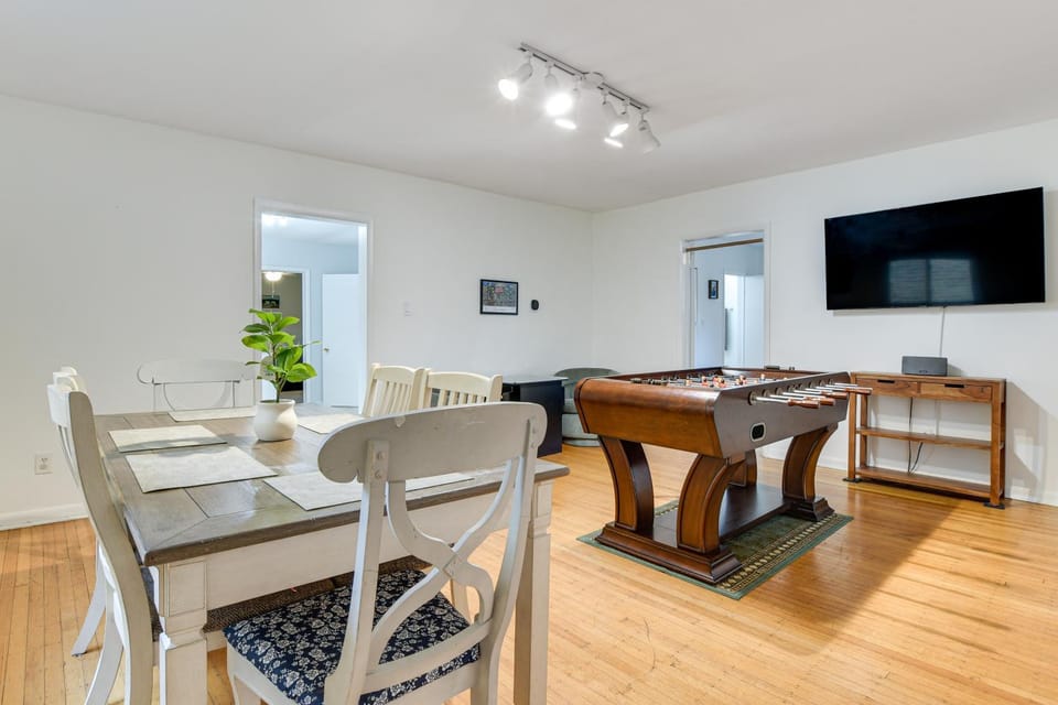 Spacious Chicago Group Home! Walk to Train & Eats House in Chicago