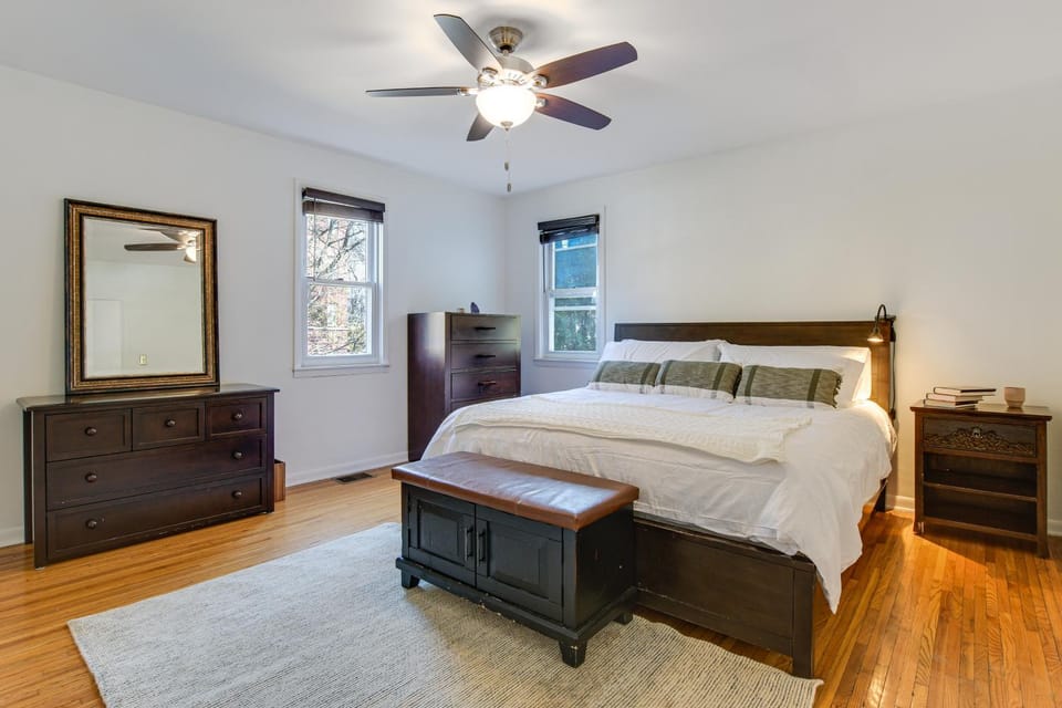 Spacious Chicago Group Home! Walk to Train & Eats House in Chicago