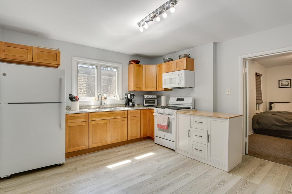 Spacious Chicago Group Home! Walk to Train & Eats House in Chicago