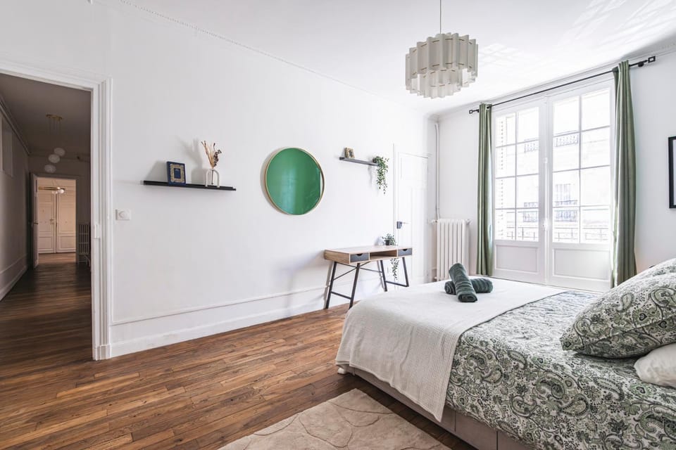 Bed, Photo of the whole room, Seating area, Bedroom