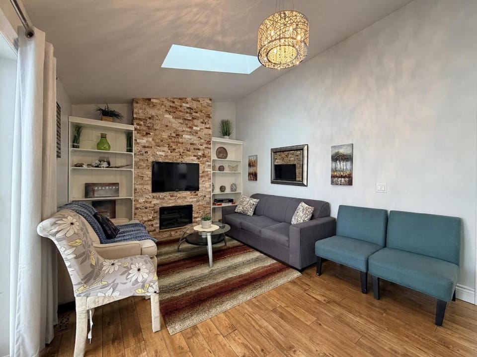 Communal lounge/ TV room, TV and multimedia, Living room, Seating area, Evening entertainment